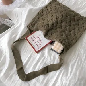 Detailansicht der retro grünen geflochtenen Umhängetasche mit strukturierter Strickoptik.