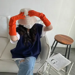 Modische einfarbige lange Strickhandschuhe für Damen, ideal für warme und fingerlose Mode.