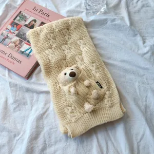 Écharpe d'hiver en maille torsadée douce avec ours en peluche 3D, chaude et mignonne à porter.