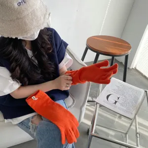 Gemütliche Winter Strickhandschuhe in leuchtendem Orange, langes Handgelenk Design für Wärme.