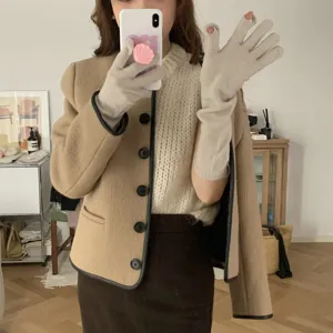 Gants longs en tricot sans doigts beiges, mélange de laine chaude d'hiver, vue détaillée.