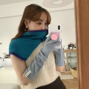Style coreen hiver chaud gants en tricot et col set, melange doux, accessoire de mode cosy.