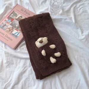 Détail écharpe en tricot marron avec joli petit ours en peluche, chaud cou d'hiver doux.