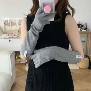 Vue détaillée de gants longs en tricot de laine mélangée gris, style tactile chaud d'hiver.