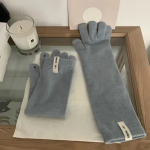 Vue détaillée de gants longs en tricot de laine pour femmes, style tactile d'hiver chaud.