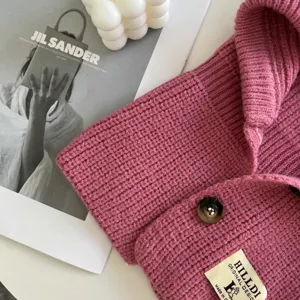 Strickkapuze Schal für Damen, winterlicher warmer Nackenschwärmer mit Knöpfen und Label.