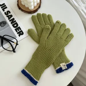 Guantes de punto táctiles de invierno, guantes térmicos acanalados verdes de cinco dedos.