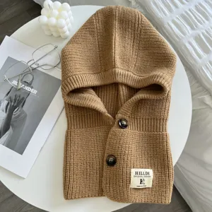 Strick Kapuzenschal Detailansicht, warmer Winter Latz mit Knöpfen und dekorativem Weblabel.
