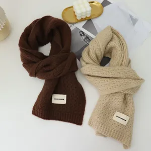 Écharpe d'hiver confortable pour femme, unie, chaude et douce avec un patch en tissu.