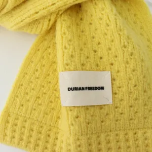Écharpe en tricot jaune confortable avec étiquette de marque élégante pour femmes mode hiver