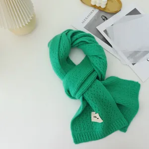 Echarpe en tricot vert vif pour femmes, chauffe-cou d'hiver confortable avec joli ecusson.