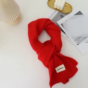 Écharpe en tricot rouge unie pour femmes, tour de cou chaud et confortable d'hiver avec écusson.