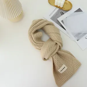 Écharpe en tricot beige pour femmes, tour de cou chaud et confortable, patch élégant.