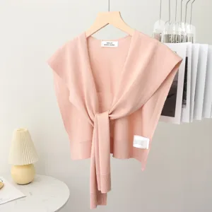 Rosa gestrickter kleiner Schal als Kragen, stilvoller einfarbiger Pullover für Damen.