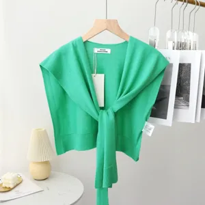 Grünes Strick Schultertuch Detail, stilvoller Damen falscher Kragen und modischer Schal.