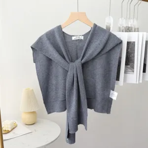 Graues Strick-Kleinschultertuch Falschkragen, stilvolles Accessoire für Frühling Herbst.