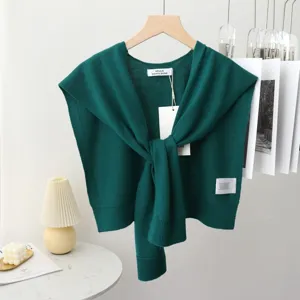 Dunkelgrüner kleiner Strickschulterwärmer Detailansicht, stilvoller leichter Überwurf.