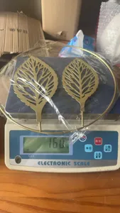 Decorazione murale in metallo foglia di ginkgo dorata nordica con cornice tonda da 160g.