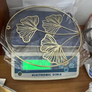 Decorazione Murale in Metallo con Foglia di Ginkgo Dorata Moderna Rotonda per Soggiorno