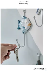 Gros plan détaillé d'un crochet mural en forme de poisson style méditerranéen en fer.