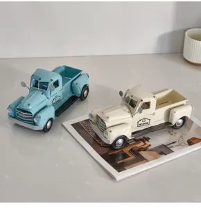 Scatto di dettaglio del modello di camion in metallo vintage, decoro da scrivania, ferro.