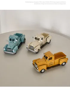 Modello di camion pick-up in metallo vintage, ornamento artigianale in ferro per scrivania e casa.