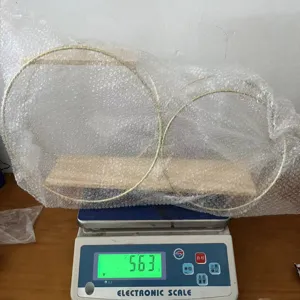Λεπτομερης οψη στρογγυλου μεταλλικου και ξυλινου ραφιου τοιχου σε μεμβρανη φυσαλιδας.