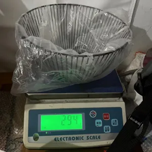 Cestino portaoggetti in filo metallico vista dettaglio che mostra il peso reale sulla bilancia.