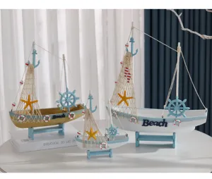 Ornamentos de modelo de velero de madera mediterráneo, detalles costeros y exhibición de mesa.