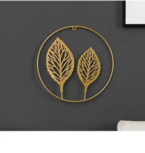 Dettaglio ravvicinato di decorazione murale in foglia di metallo dorato, stile.