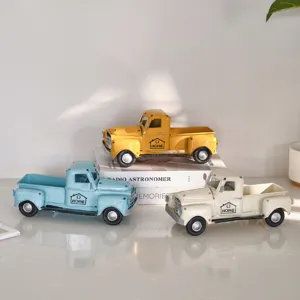 Modello di camioncino in metallo vintage, auto giocattolo decorativa per decorazioni.