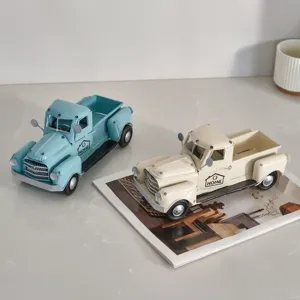 Decorazione per camioncino in metallo vintage, soprammobile rustico fatto a mano.