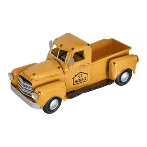 Modello di camioncino vintage in metallo, auto decorativa gialla rustica per la casa.