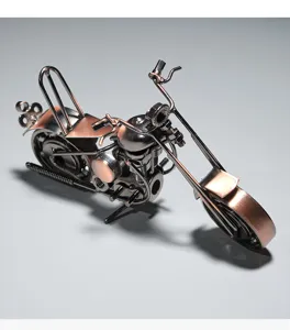 Detailansicht des handgefertigten Eisen-Motorradmodells, Retro-Metallkunst-Dekoration.