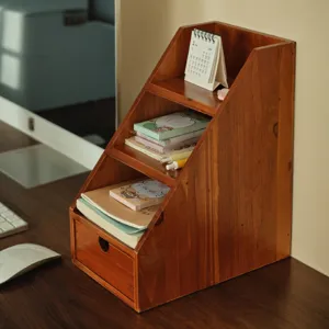 Organizzatore da scrivania in legno massello con scomparti inclinati e piccolo cassetto.
