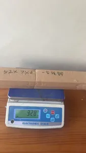 Vista dettagliata della confezione dell'appendiabiti a foglia con peso e dimensioni.