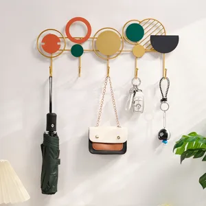 Perchero de pared de metal creativo con discos geométricos coloridos para llaves y paraguas.