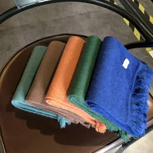Detailansicht kuscheliger einfarbiger Winterschals mit Fransen in verschiedenen Farben.