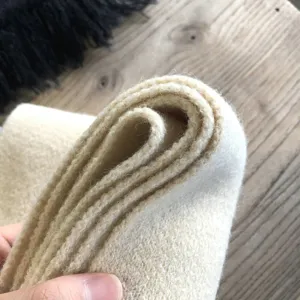 Beige Winter Wollschal Detailansicht, weicher warmer Strickstoff Textur Nahaufnahme