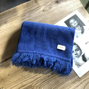 Blauer Strick-Winterschal mit stilvollen Fransen und Etikett, warmes Accessoire.