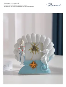 Detalle del marco de fotos de concha marinera con decoración de caballito de mar y estrella.