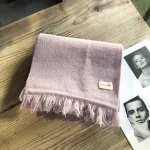 Gemütlicher einfarbiger Winterschal aus Strick mit Fransen, weiches und warmes Accessoire.
