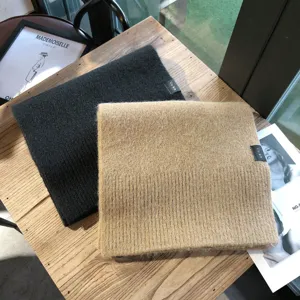 Detalle de bufanda de punto, calentador de cuello de invierno cálido liso para mujeres.