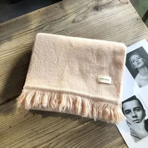 Gemütlicher Strick Quastenschal in zartem Rosa, eleganter Winter warmer Halsschmuck Alltag.