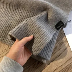 Acogedora bufanda de invierno lisa a rayas finas detalle, elegante accesorio cálido