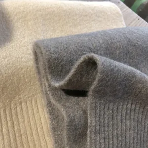 Primer plano detallado de una suave bufanda de invierno de felpa con textura calida.