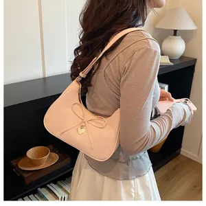 Sac à épaule rose pour femme avec nœud, élégant sac hobo croissant de lune pour la vie quotidienne.