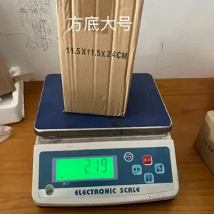 Detailansicht der Verpackungsbox und Gewichtsmessung für die nordische Glasvase.