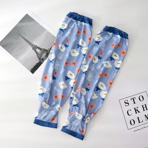 Manches de protection solaire en soie glacée d'été avec motif floral bleu, idéal en plein air.