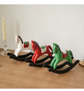 Nahaufnahme von kreativen hölzernen Schaukelpferd-Ornamenten in drei Farben, Wohndeko.